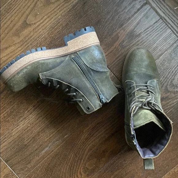 Taos Footwear “Main Street” Ankle Boots in Olive Rugged. 38 (7-7.5M) - Picture 3 of 3